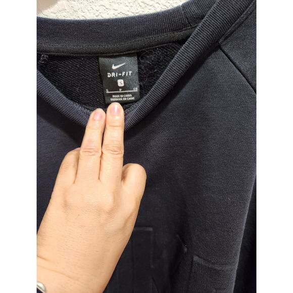 Nike‎ Dri-Fit Cropped Sweatshirt Women's Size Small Black relaxed Logo Embossed - Picture 4 of 5